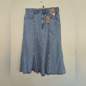 NWT Levi's Women's Denim Skirt Size 30
